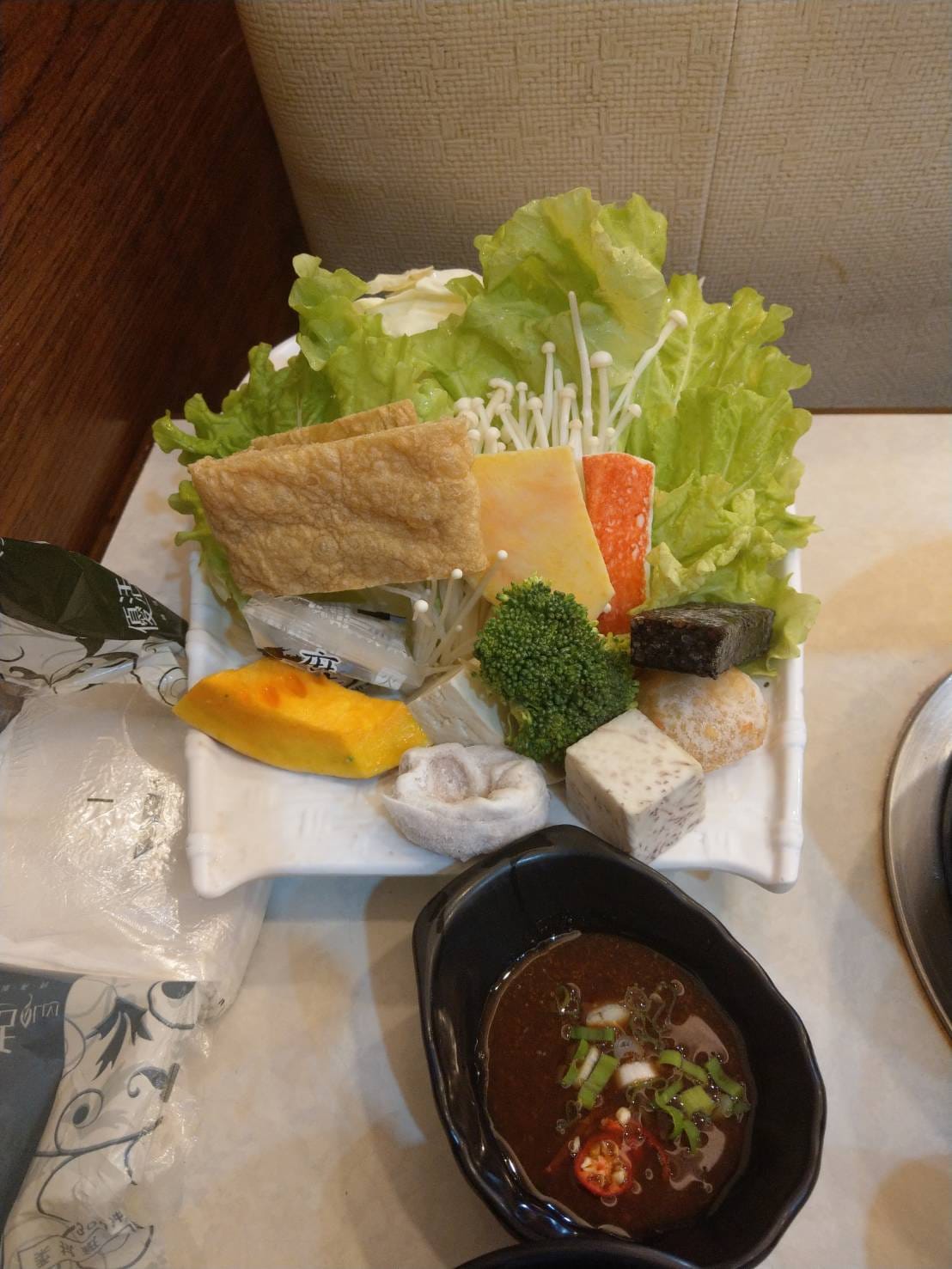 【食記】位於松義街上可以火烤兩吃的大丸靚鍋,湯頭好雞腿肉也很 【食記】位於松義街上可以火烤兩吃的大丸靚鍋,湯頭好雞腿肉也很