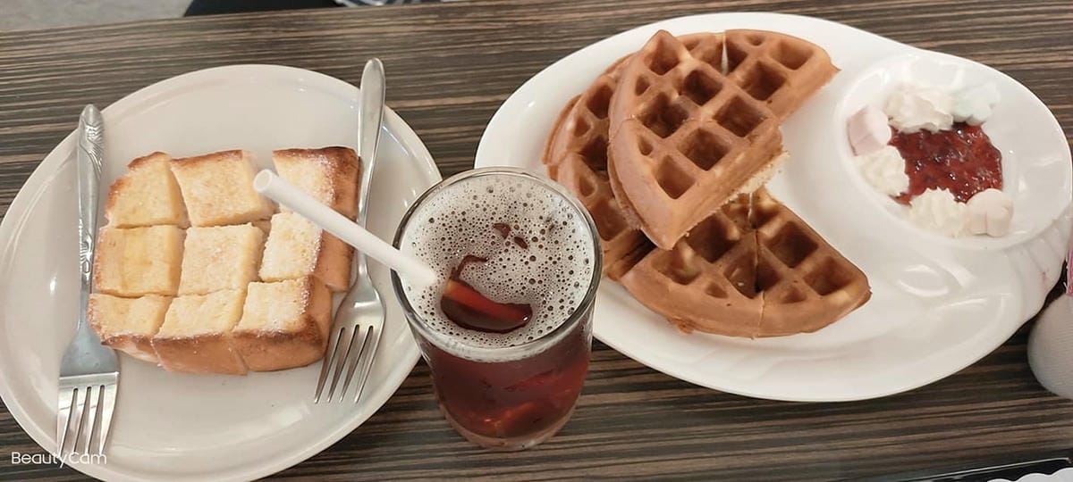 草莓鬆餅和蜜糖厚片.jpg 草莓鬆餅和蜜糖厚片.jpg