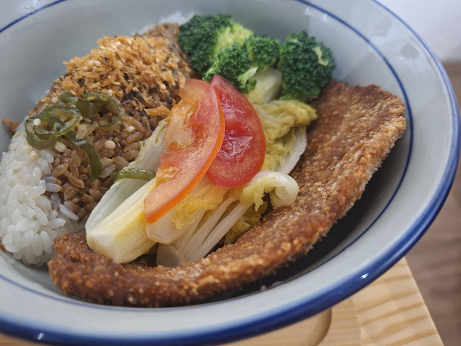 【食記】台中熱浪小島北屯店，南洋蔬食連鎖餐廳二訪，資深主管難得請客吃得好滿足！